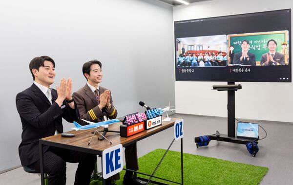 대한항공·아시아나항공 교육기부 봉사단이 지난 27일 오후 서울 강서구 대한항공 본사 스튜디오에서 ‘온라인 직업 특강’을 진행하고 있는 모습. /대한항공