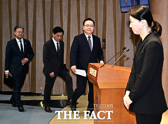 김부겸 전 국무총리(오른쪽)가 30일 오전 서울 여의도 국회 소통관에서 기자회견을 열고 대구시장 출마선언을 하고 있다. /국회=배정한 기자