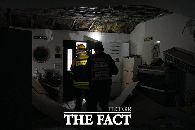 이스라엘군이 남부 도시 베르셰바에서 구조 작업을 펼치고 있다.