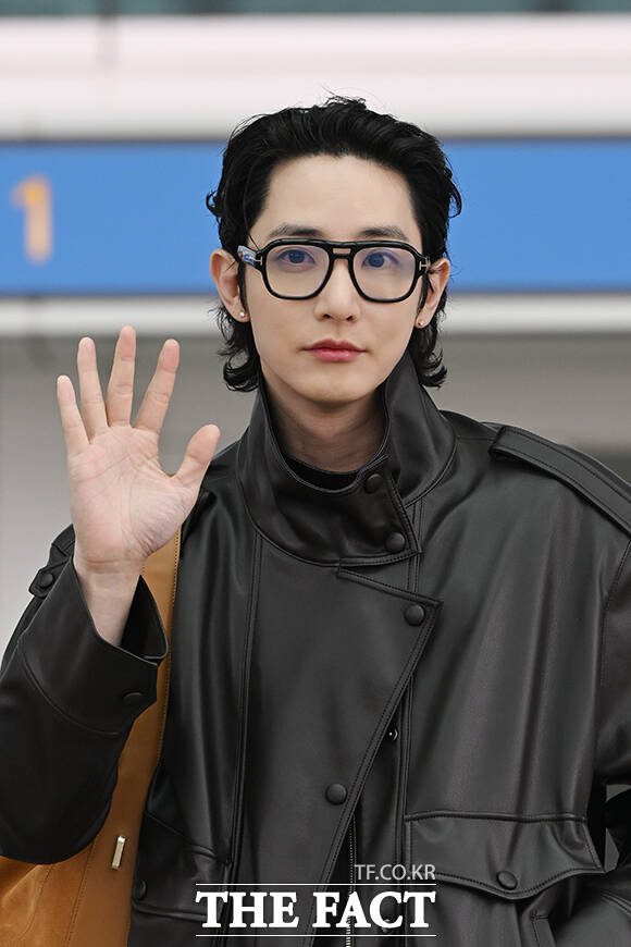 배우 이수혁이 30일 오전 패션쇼 참석을 위해 인천국제공항에서 중국 상하이로 출국하며 팬들을 향해 인사하고 있다. /인천국제공항=김성렬 기자
