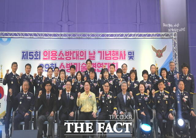 아산소방서가 2026년 의용소방대의 날 기념행사 및 소방기술경연대회에서 참석자들과 함께 기념 촬영을 하고 있다. /아산소방서