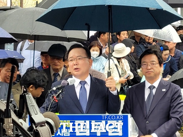 30일 2·28기념중앙공원에서 대구시장 출마 선언을 하는 김부겸 전 국무총리. 오른쪽은 허소 민주당 대구시당 위원장. /박병선 기자