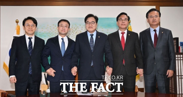 여야가 25조원 규모의 추경 처리 시기를 둘러싼 이견을 노출했다. 사진은 30일 오전 국회에서 더불어민주당 천준호 원내운영수석부대표(왼쪽부터)와 한병도 원내대표, 우원식 국회의장, 국민의힘 송언석 원내대표와 유상범 원내운영수석부대표가 기념 촬영을 하는 모습. /뉴시스