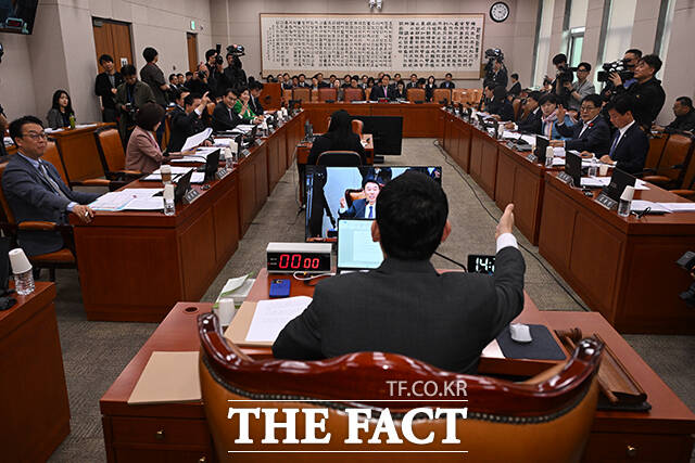 더불어민주당 법사위원들이 민주유공자 예우에 관한 법률안에 대해 거수로 찬성 표결하고 있다. /국회=서예원 기자