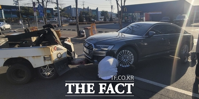 지난 2월 16일 충남 보령에서 변속기 오작동으로 도로 한복판에 멈춘 아우디 A6 차량이 견인되고 있다. /독자 제공