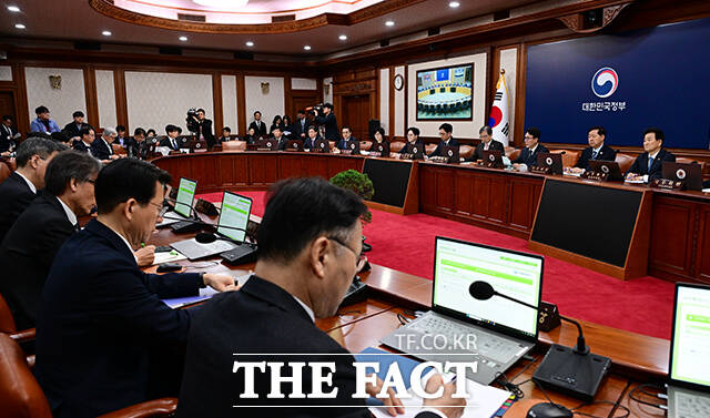 김민석 국무총리가 30일 오전 서울 종로구 정부서울청사에서 열린 임시 국무회의에 참석해 모두발언을 하고 있다. /임영무 기자