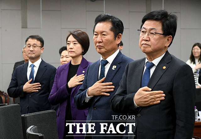 국기에 대한 경례하는 참석자들. 왼쪽부터 한병도 더불어민주당 원내대표, 고민정 더불어민주당 교육특별위원회위원장, 정청래 더불어민주당 대표, 최교진 교육부 장관.