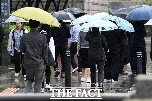 3월의 마지막 날이자 화요일인 31일은 오전까지 전국 대부분 지역에 비가 내리겠다. 전라해안과 경상권해안, 제주해안을 중심으로 바람이 강하게 부는 곳이 있겠고, 대부분 해상에서 물결이 매우 높게 일겠다. /서예원 기자