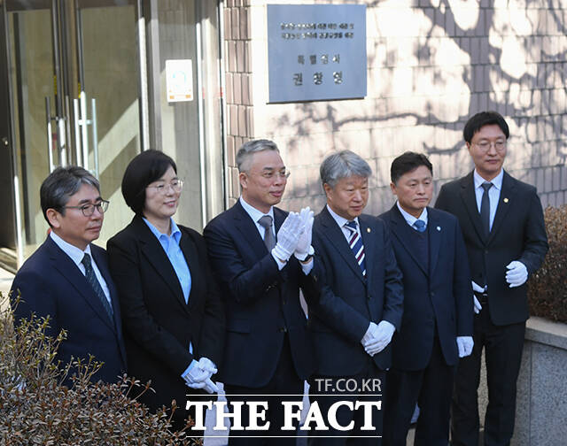 '2차 종합특검' 특별검사 사무소 현판식이 2월 25일 오전 경기 과천시 별양동 영덕개발빌딩 앞에서 열리고 있다. 왼쪽부터 지원단장 함찬신, 특별검사보 김지미, 특별검사보 권창영, 특별검사보 권영빈, 특별검사보 김정민, 특별검사보 진을종. /과천=박상민 인턴기자