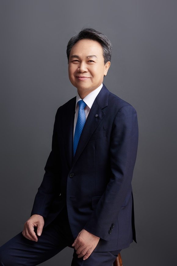 연임에 성공한 진옥동 신한금융그룹 회장(사진)이 생산적 금융 대전환에 속도를 내고 있다. /신한금융