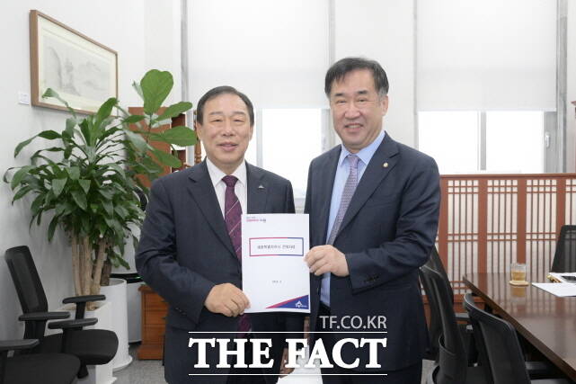 최민호 세종시장이 30일 국회에서 맹성규 국토교통위원장에게 협력을 당부하고 있다. /세종시