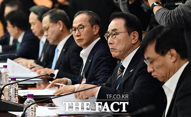 조용병 은행연합회 회장을 비롯한 금융업계 회장들이 30일 오후 서울 종로구 정부서울청사에서 열린 중동상황 관련 금융권 간담회에 참석해 이억원 금융위원장의 발언을 듣고 있다.