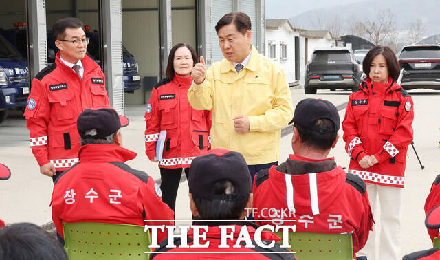 30일 장수군 전북 소방교육훈련센터와 장수군 산불대응센터를 찾은 김관영 전북도지사가 소방공무원과 산불진화 인력들의 대응 태세를 점검하고 있다. /전북도