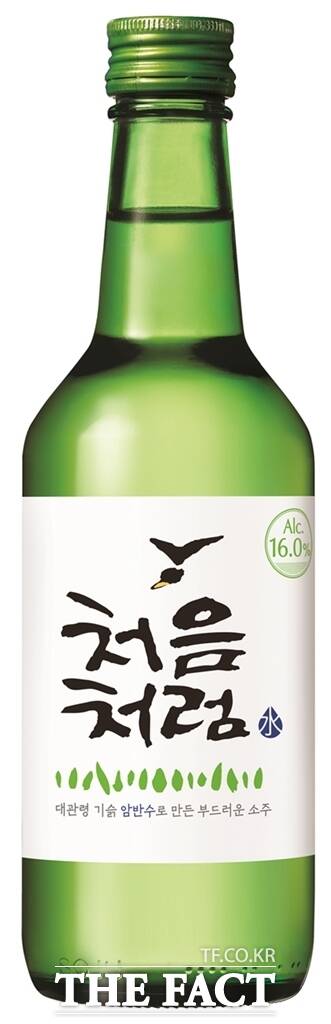 롯데칠성음료가 소주 '처음처럼' 출시 20주년을 맞아 출시 초기 디자인을 적용한 '처음처럼'을 선보인다. /롯데칠성음료