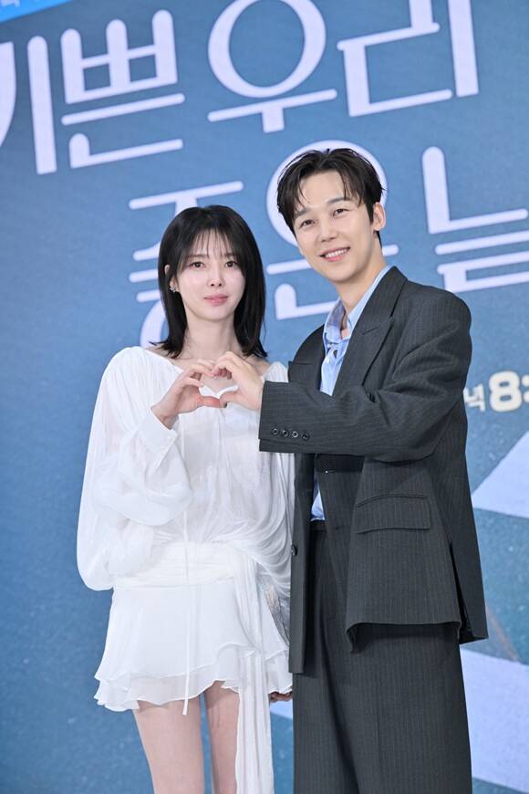 배우 엄현경(왼쪽)과 윤종훈이 호흡을 맞춘 '기쁜 우리 좋은 날'은 오늘(30일) 오후 8시 30분 첫 방송한다. /KBS1