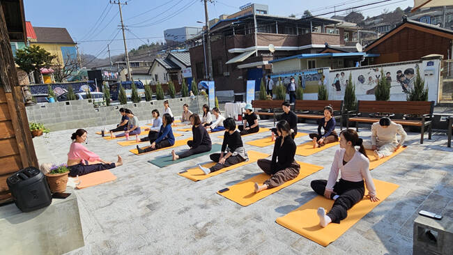 28일 진행된 웰니스 프로그램 아침 요가 진행 모습 /영주시