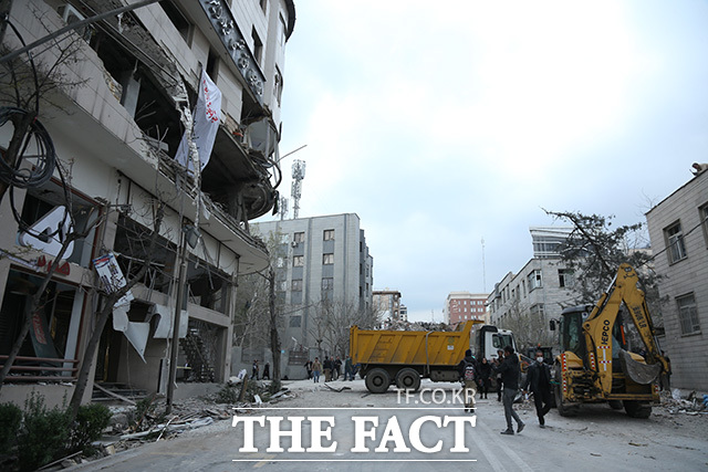 이스라엘의 공격으로 이란의 수도 테헤란의 한 건물이 파괴돼 있다.