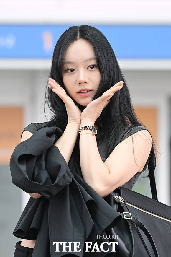 배우 혜리가 30일 오전 패션쇼 참석을 위해 인천국제공항에서 중국 상하이로 출국하며 팬들을 향해 인사하고 있다. /인천국제공항=김성렬 기자