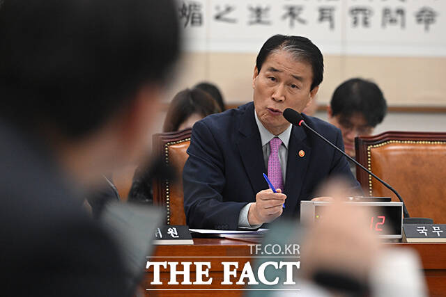 더불어민주당 법사위원들이 민주유공자 예우에 관한 법률안에 대해 거수로 찬성 표결하고 있다. /국회=서예원 기자