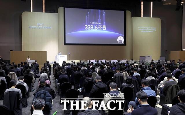 지난 18일 경기 수원 수원컨벤션센터에서 삼성전자 제57기 정기 주주총회가 진행되고 있다. /임영무 기자