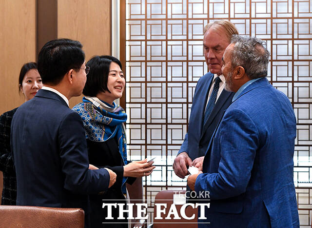 조정식 한미의원연맹 공동회장(왼쪽 두 번째)과 한지아 국민의힘 의원, 라이언 징키 미국 의회 코리아스터디그룹 방한단 소속 하원의원, 아미 베라 미국 의회 코리아스터디그룹 공동의장(왼쪽부터)이 대화를 나누고 있다.