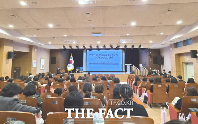 천안교육지원청이 지난 27일 2026 학생정서행동특성검사 및 상담업무 담당자 연수에 참여한 담당자 165명과 함께 연수를 진행하고 있다. /천안교육지원청