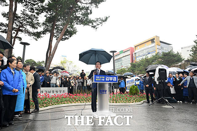 김부겸 전 국무총리가 30일 오후 대구 중구 2.28기념중앙공원에서 대구시장 출마 기자회견을 열고 발언을 하고 있다. /남용희 기자