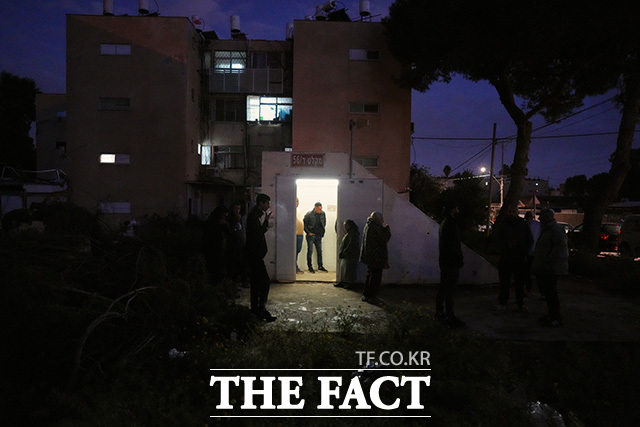 베르셰바 주민들이 이란의 공습을 경고하는 사이렌이 울리자 방공호로 모여들고 있다.