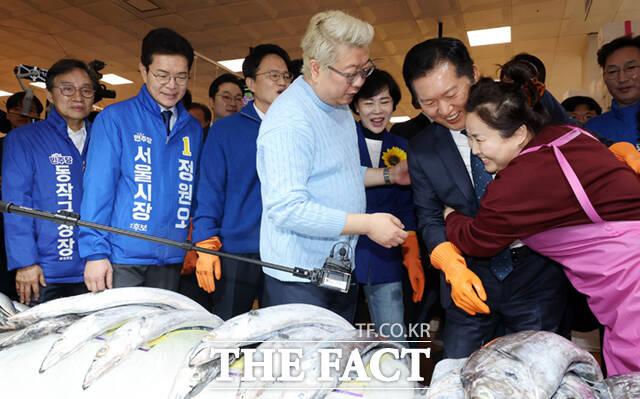 정청래 더불어민주당 대표(왼쪽 두 번째)와 박주민·전현희·정원오 (왼쪽부터) 서울시장 예비후보가 30일 서울 동작구 노량진수산물도매시장을 찾아 상인들과 인사하며 홍어를 들어보이고 있다. /이새롬 기자