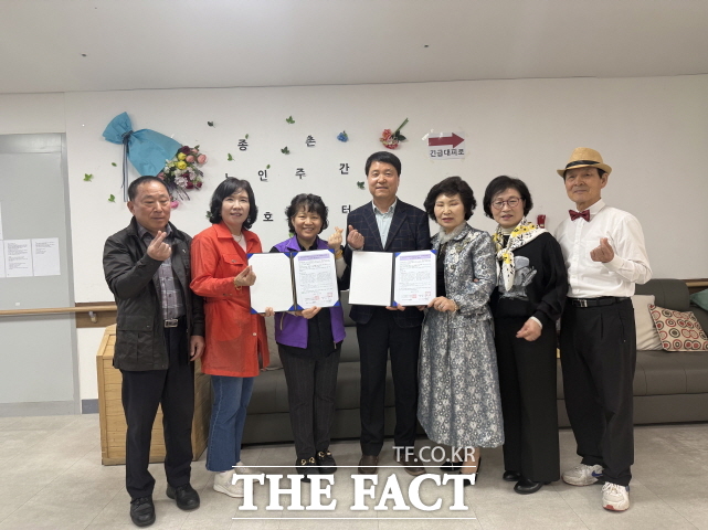 세종사랑 색소폰 앙상블이 30일 종촌종합복지센터 노인주간보호센터와 업무협약을 체결했다. /세종사랑 색소폰 앙상블