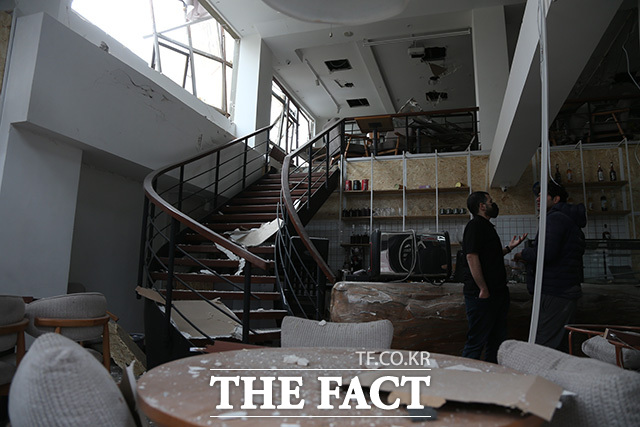 이스라엘의 테헤란 공습으로 파괴된 건물 내부 모습이 보이고 있다.