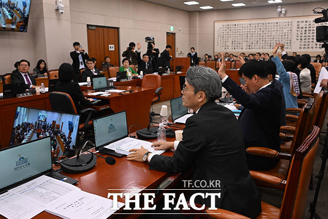 더불어민주당 법사위원들이 민주유공자 예우에 관한 법률안에 대해 거수로 찬성 표결하고 있다. /국회=서예원 기자