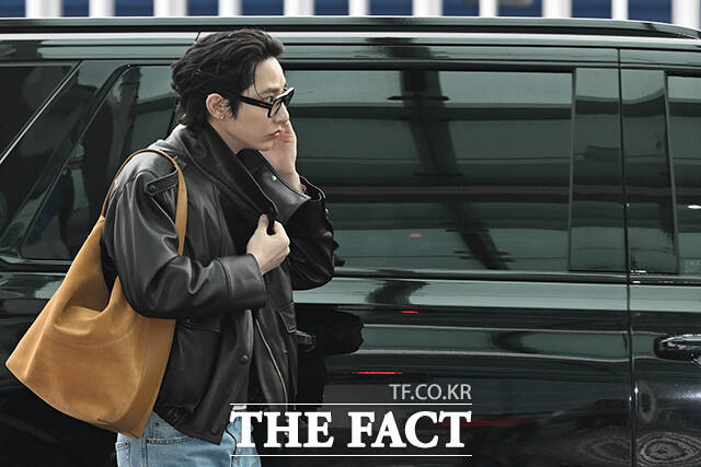 배우 이수혁이 30일 오전 패션쇼 참석을 위해 인천국제공항에서 중국 상하이로 출국하며 팬들을 향해 인사하고 있다. /인천국제공항=김성렬 기자