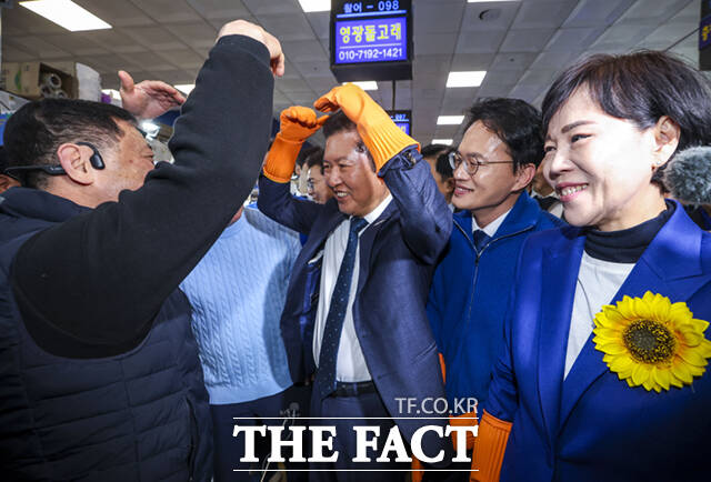 정청래 더불어민주당 대표(왼쪽 두 번째)와 박주민·전현희·정원오 (왼쪽부터) 서울시장 예비후보가 30일 서울 동작구 노량진수산물도매시장을 찾아 상인들과 인사하며 홍어를 들어보이고 있다. /이새롬 기자