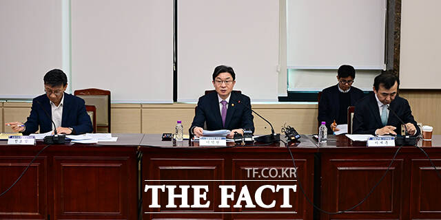 조용병 은행연합회 회장을 비롯한 금융업계 회장들이 30일 오후 서울 종로구 정부서울청사에서 열린 중동상황 관련 금융권 간담회에 참석해 이억원 금융위원장의 발언을 듣고 있다.