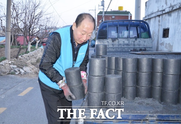 김근영 대전봉사체험교실 이사가 29일 사랑의연탄 나눔봉사 500회째를 진행하고 있다. /선치영 기자