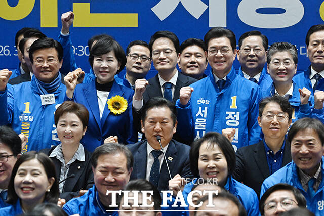 더불어민주당은 이번 지방선거에서 단일화를 통해 갈등을 최소화하고 '원팀' 기조를 강조하고 있다. 사진은 정청래 더불어민주당 대표와 전현희·박주민·정원오 서울시장 경선 후보(왼쪽부터) 등 지방선거 출마예정자들이 30일 오전 서울 여의도 국회 의원회관에서 열린 서울 최고위원회의에서 기념촬영하고 있는 모습. /국회=서예원 기자