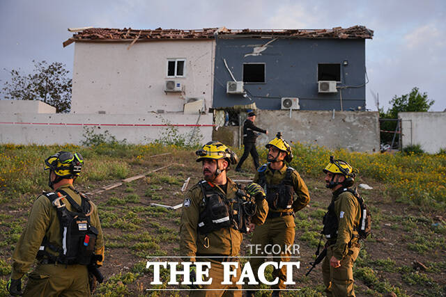이스라엘군이 이란의 미사일 공격 현장을 둘러보고 있다.