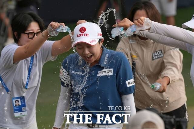 김효주(가운데)가 포드챔피언십 우승이 학정된 후 동료 및 관계자들로 부터 축하의 물세례를 받고 있다./AP.뉴시스