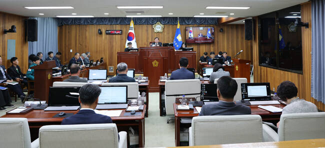 울진군의회가 30일 제290회 임시회 제2차 본회의를 열고 5일간 임시회 일정을 마무리했다. / 울진군의회