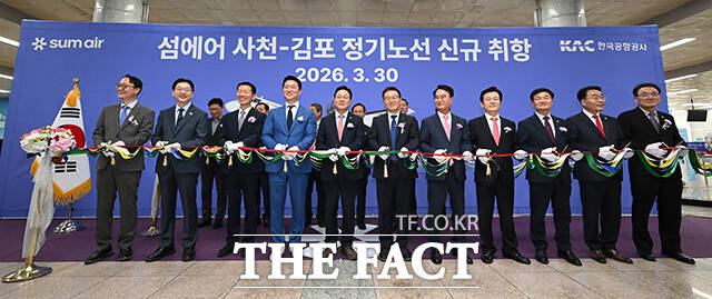 이날 이환주 한국공항공사 사천공항장(앞줄 왼쪽 여섯 번째)과 최용덕 섬에어 대표(앞줄 왼쪽 네 번째), 박완수 경남도지사(앞줄 왼쪽 다섯 번째), 박동식 사천시장(앞줄 오른쪽 다섯 번째), 조규일 진주시장(앞줄 오른쪽 네 번째) 등 내빈들이 테이프 커팅식을 진행한 뒤 기념사진을 촬영하고 있다.