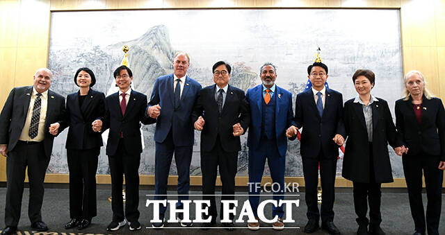 기념사진 촬영하는 참석자들. 왼쪽부터 마크 포칸 미국 하원의원, 한지아 국민의힘 의원, 조경태 한미의원연맹 공동회장, 라이언 징키 미국 하원의원, 우원식 국회의장, 아미 베라 미국 의회 코리아스터디그룹 공동의장, 조정식 한미의원연맹 공동회장, 이언주 더불어민주당 국회의원, 메리 게이 스캔론 미국 하원의원.
