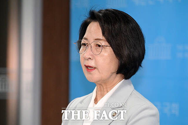 추미애 더불어민주당 국회의원이 23일 오전 서울 여의도 국회 소통관에서 법제사법위원장직 사퇴 관련 기자회견을 열고 취재진 질문에 답변하고 있다. /서예원 기자