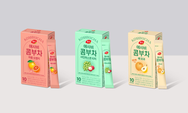 동서식품은 봄 시즌 애플사이다비니거(사과발효식초)의 산뜻함과 콤부차의 청량감이 어울리는 '동서 애사비 콤부차' 신제품 3종을 선보였다. 당과 칼로리 부담을 낮춘 점이 특징이다. /동서식품