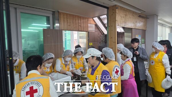 대한적십자사 대전세종지사 대덕구협의회 법2동봉사회가 30일 어르신과 주민 등 300여 명을 대상으로 '제3회 효 나눔 잔치'를 개최했다. /대덕구