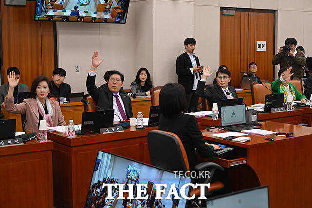 더불어민주당 법사위원들이 민주유공자 예우에 관한 법률안에 대해 거수로 찬성 표결하고 있다. /국회=서예원 기자