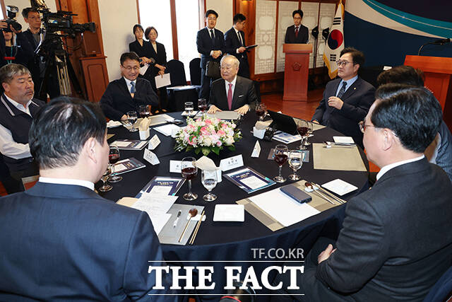 대화 나누는 참석자들.