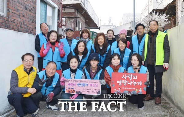 김근영 대전봉사체험교실 이사(사진 뒤쪽 왼쪽 첫 번째)가 29일 사랑의연탄 나눔봉사 500회째를 달성한 가운데 회원들과 함께 연탄나눔 봉사를 진행하고 있다. /선치영 기자