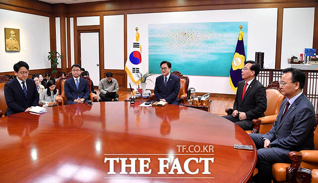 전쟁 추경 위해 마주앉은 여야 원내대표.