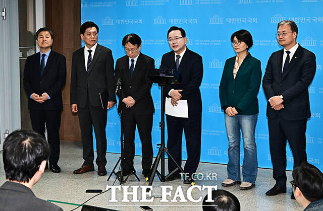 김부겸 전 국무총리(오른쪽)가 30일 오전 서울 여의도 국회 소통관에서 기자회견을 열고 대구시장 출마선언을 하고 있다. /국회=배정한 기자